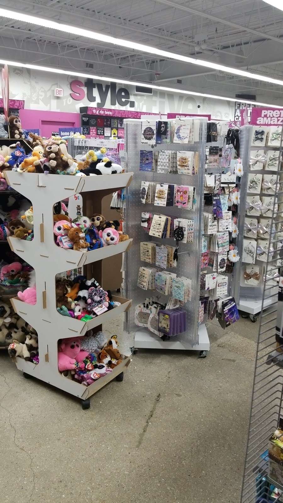 Five Below | 1730 W Fullerton Ave #17, Chicago, IL 60614 | Phone: (773) 472-7790