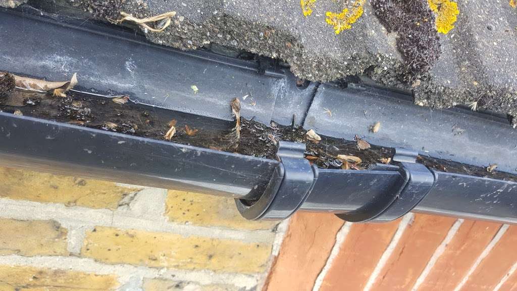 Gutter Cleaning | 13 Brook Ln N, Brentford TW8 0QW, UK | Phone: 07947 226688