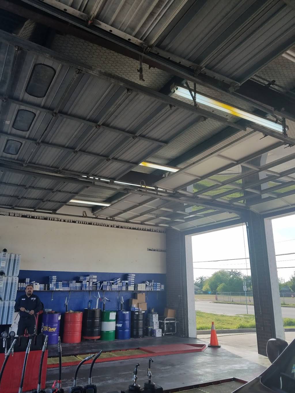 Minit Man 10 Minit Oil Change | 5342 Kostoryz Rd, Corpus Christi, TX 78415 | Phone: (361) 855-5920