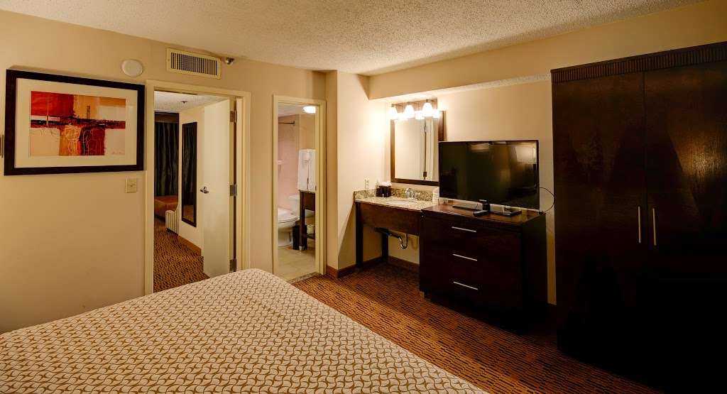 Embassy Suites by Hilton Dallas Market Center | 2727 N Stemmons Fwy, Dallas, TX 75207, USA | Phone: (214) 630-5332