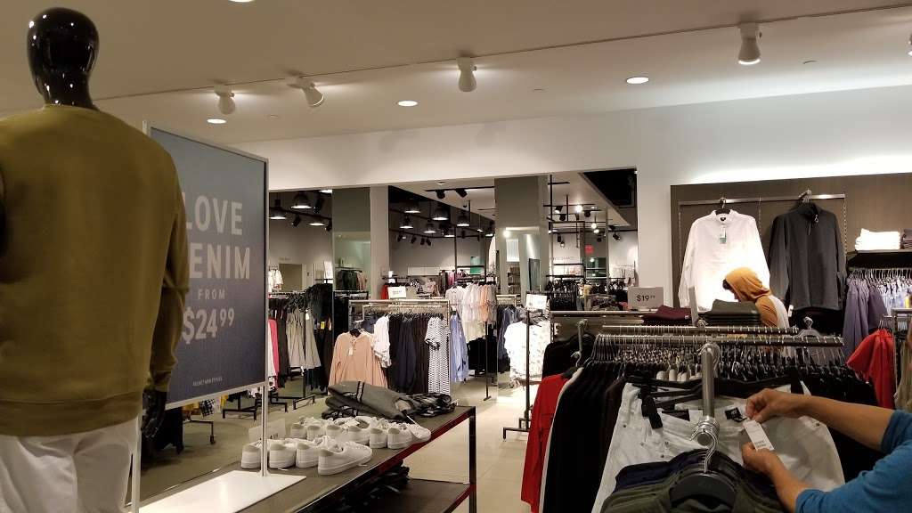 H&M | 180 NJ-35, Eatontown, NJ 07724, USA | Phone: (855) 466-7467