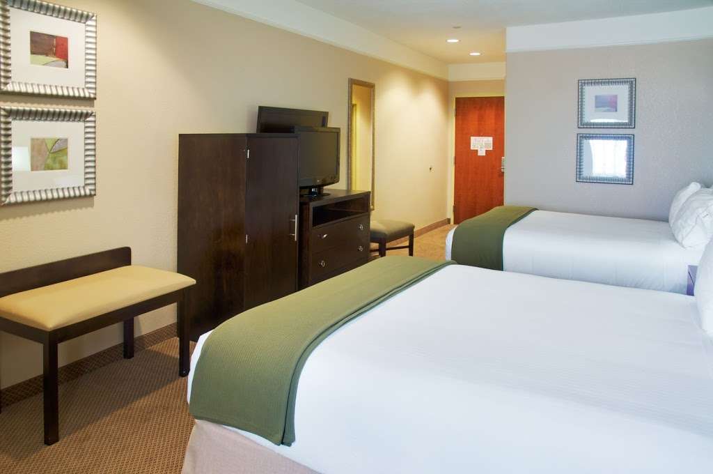 Holiday Inn Express & Suites Galveston West-Seawall | 8628 Seawall Blvd, Galveston, TX 77554 | Phone: (409) 740-7900