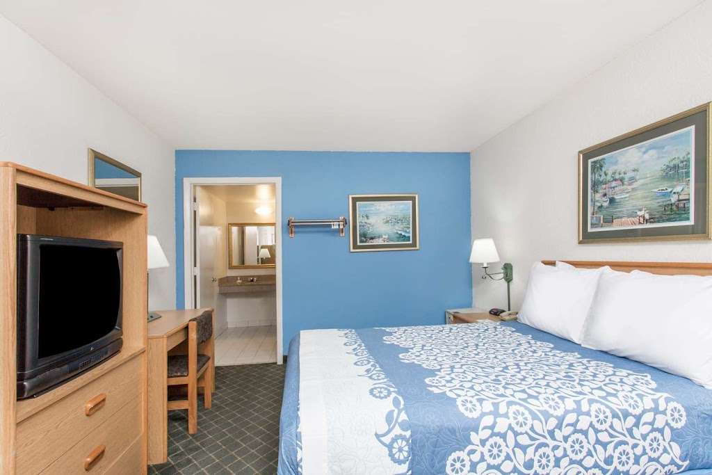 Days Inn by Wyndham West Palm Beach | 2300 45th St, West Palm Beach, FL 33407, USA | Phone: (561) 331-3153