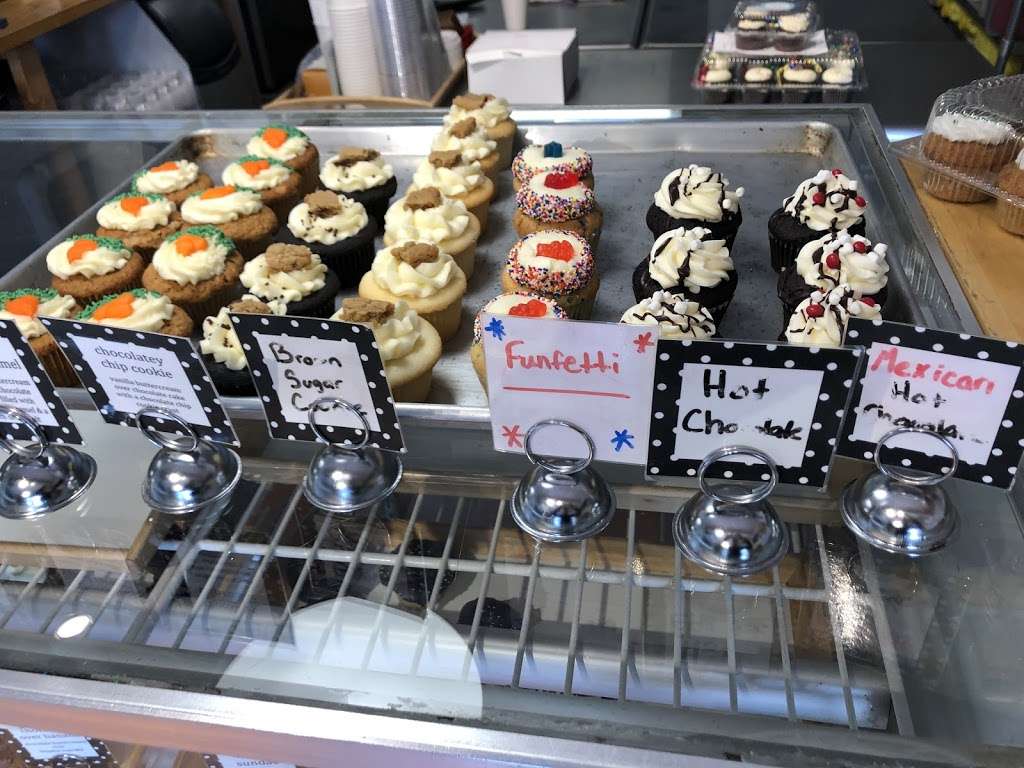 Sadie Maes Cupcake Cafe | 288 Main St, Hingham, MA 02043, USA | Phone: (781) 740-1876