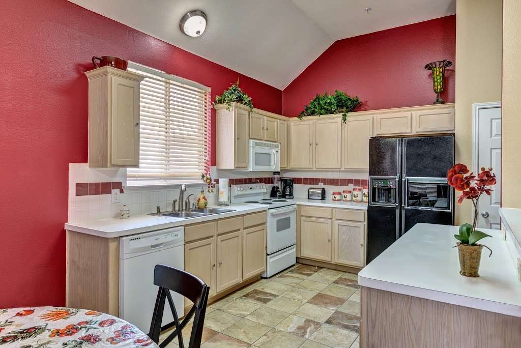 4 Seasons Senior Living | 2208 Peachtree Ln, Lewisville, TX 75067, USA | Phone: (972) 584-9880