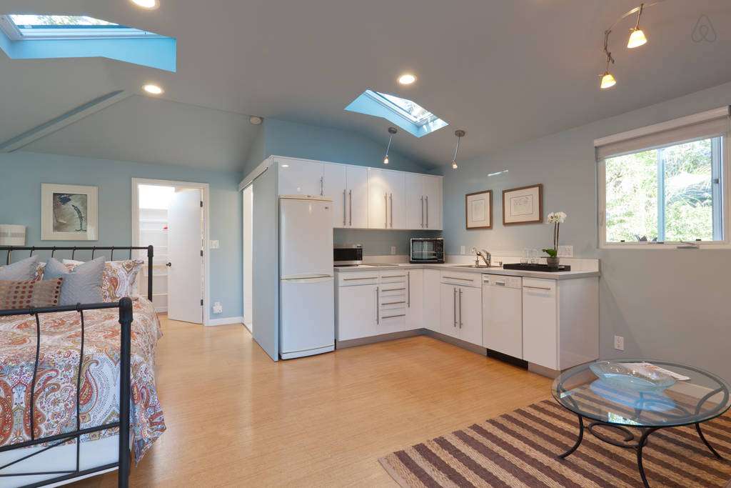 Light Filled Venice Beach Cottage | 2984, 1381 Lake St, Venice, CA 90291 | Phone: (310) 392-3654