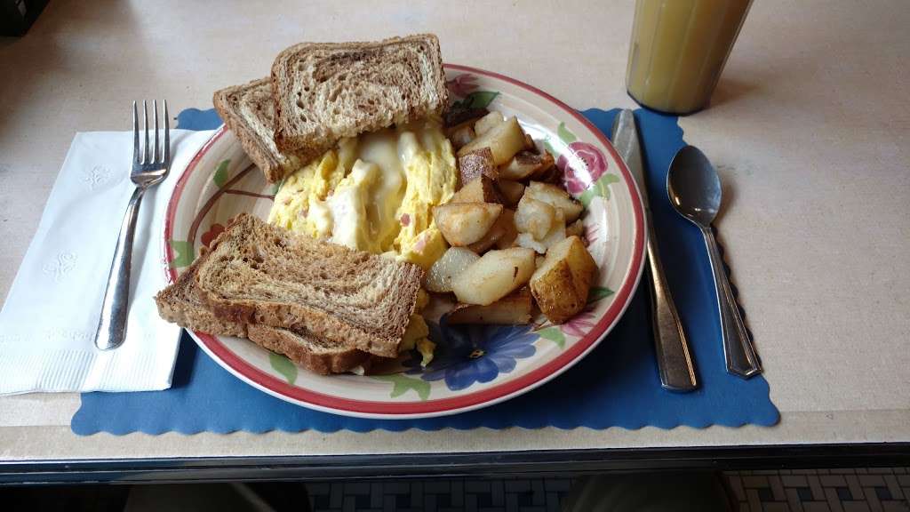 Pats Diner | 11 Bridge Rd, Salisbury, MA 01952, USA | Phone: (978) 465-3060