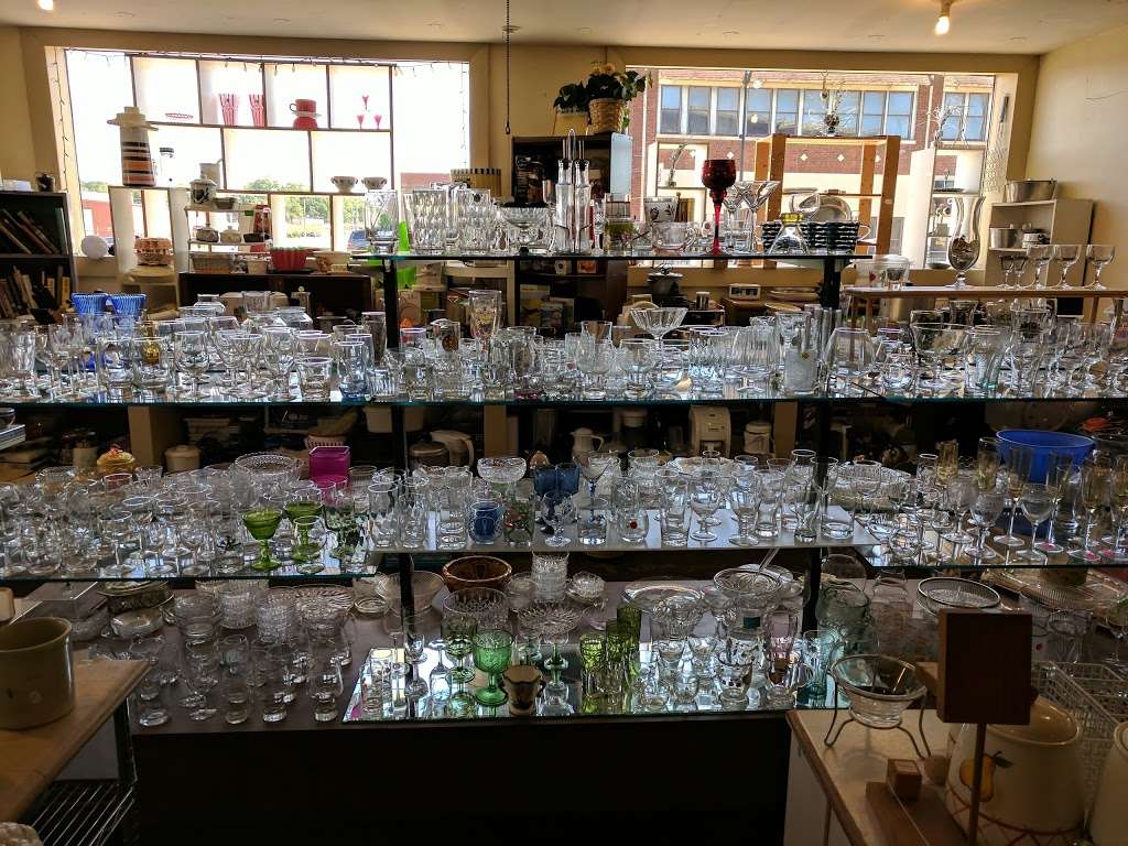 Six Degrees Resale Store | 205 W Main St, Benton Harbor, MI 49022, USA | Phone: (269) 927-6060