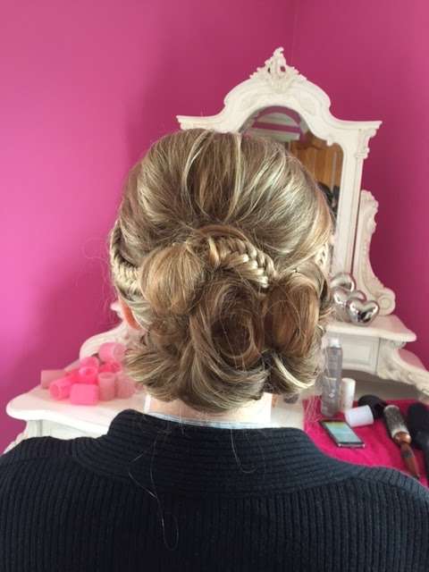 Hollys Hair Hut | 9 Samantha Mews, Havering-atte-Bower, Romford RM4 1QS, UK | Phone: 07725 998588