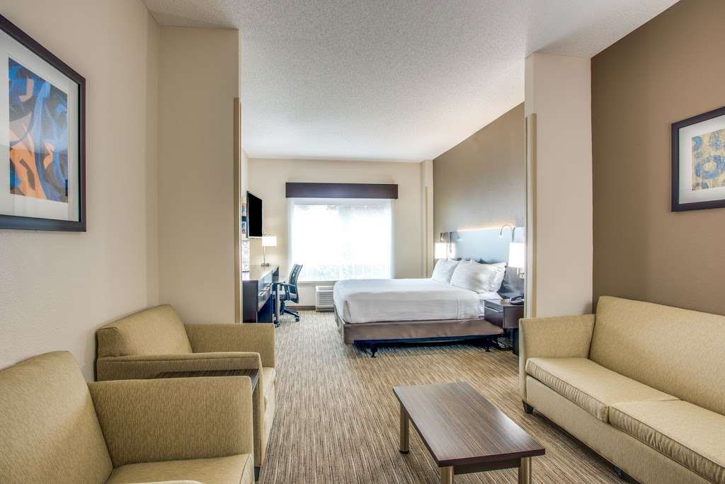 Holiday Inn Express & Suites Bethlehem | 2201 Cherry Ln, Bethlehem, PA 18015, USA | Phone: (610) 838-6110