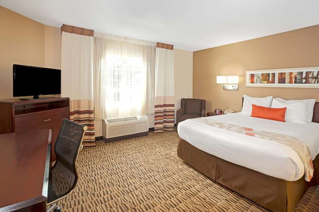 Hawthorn Suites by Wyndham Northbrook Wheeling | 8000 Capitol Dr, Wheeling, IL 60090, USA | Phone: (847) 495-9153