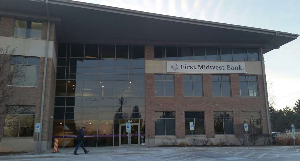First Midwest Bank | 300 North Hunt Club Rd, Gurnee, IL 60031, USA | Phone: (847) 739-3850