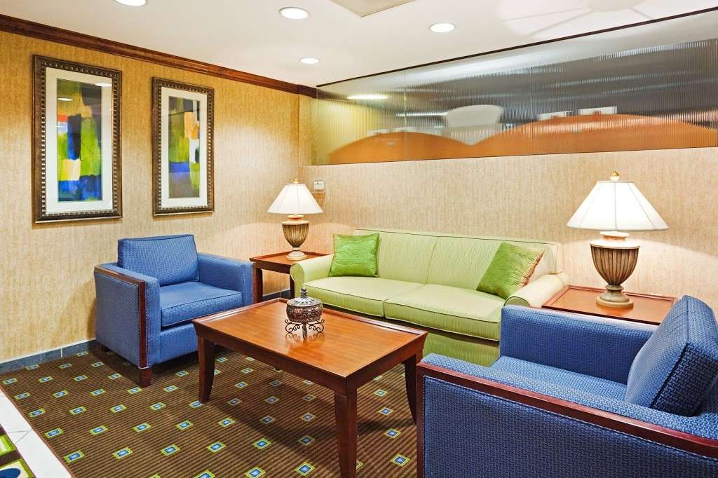 Holiday Inn Express & Suites Kings Mountain - Shelby Area | 100 Woodlake Pkwy, Kings Mountain, NC 28086, USA | Phone: (704) 734-0014