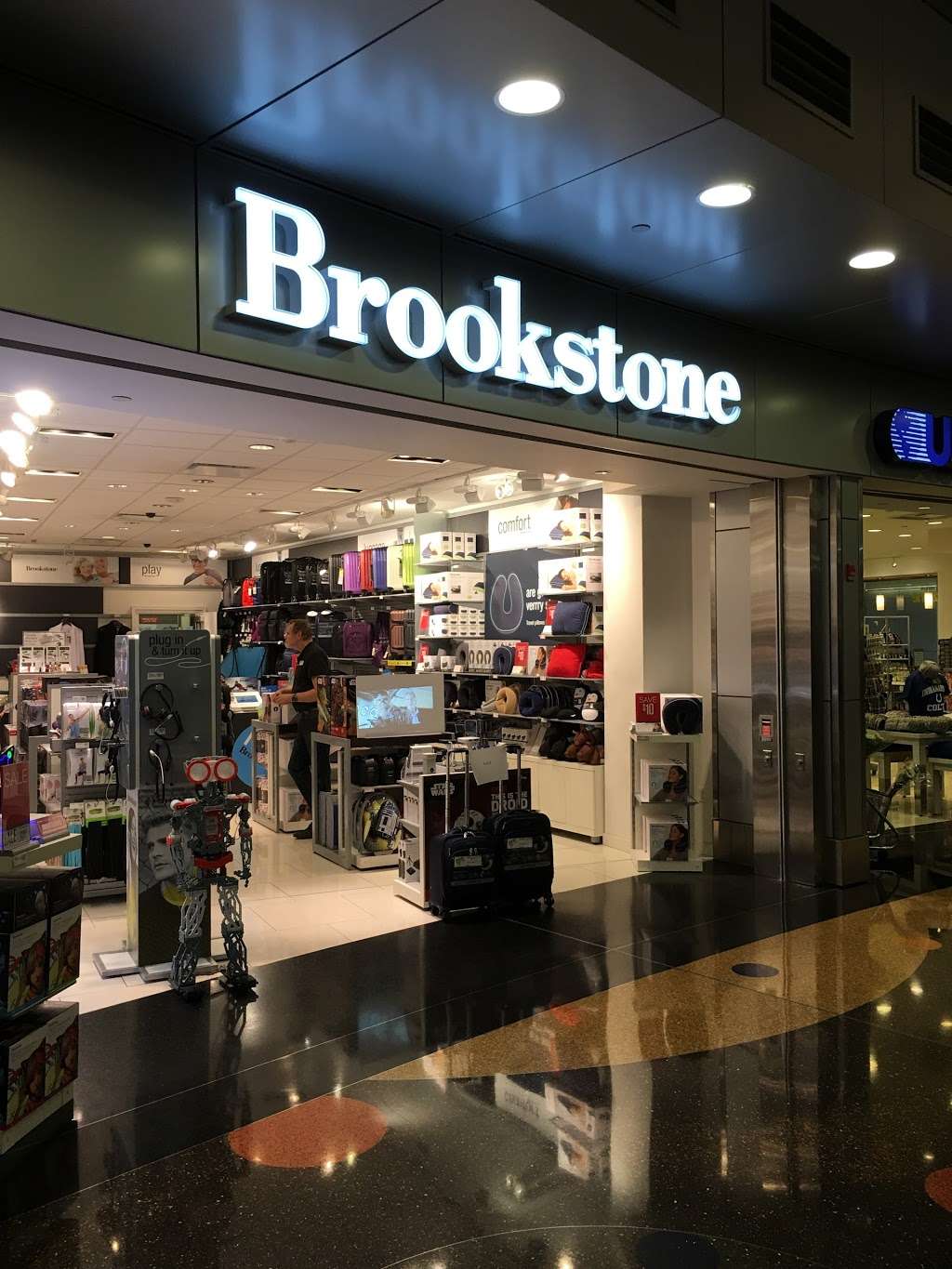 Brookstone | CIVIC PLAZA C3, 7800 Col. H. Weir Cook Memorial Dr, Indianapolis, IN 46241, USA | Phone: (317) 381-0009