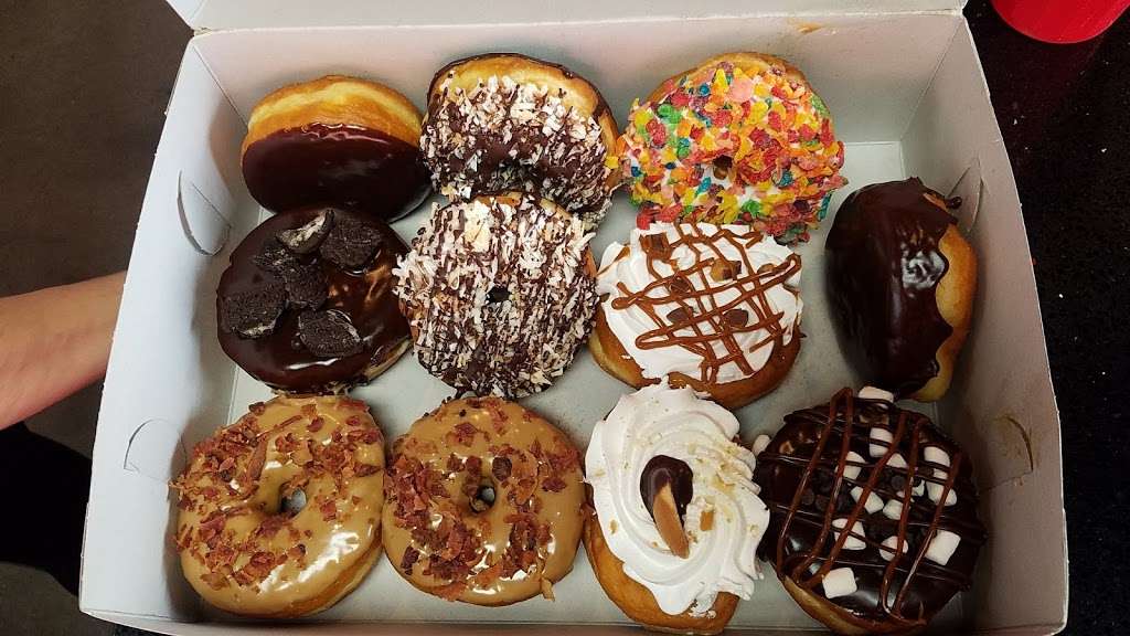 Donut Mania | 1930 Village Center Cir, Las Vegas, NV 89134, USA | Phone: (702) 538-7240