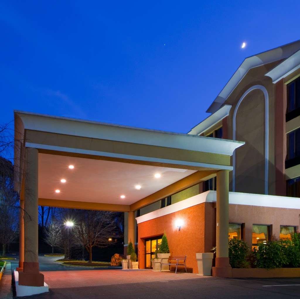 Holiday Inn Express Fairfax-Arlington Boulevard | 10327 Fairfax Blvd, Fairfax, VA 22030, USA | Phone: (703) 359-2888