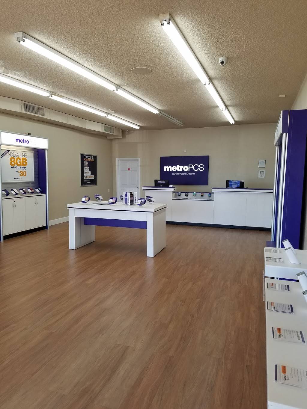 Metro by T-Mobile | 3331 N 19th Ave, Phoenix, AZ 85015, USA | Phone: (602) 266-8309