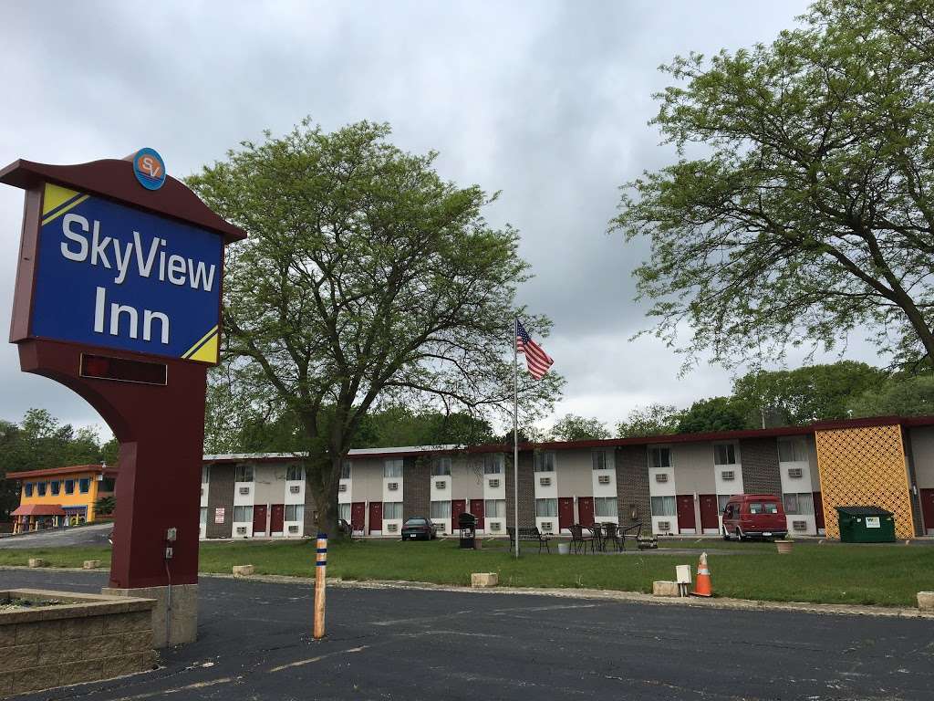 Skyview Inn | 733 Milwaukee Ave, Burlington, WI 53105 | Phone: (262) 763-2491