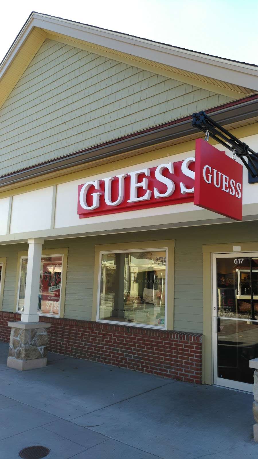 GUESS Factory Accessories | 617 Bluebird Ct Space 617, Central Valley, NY 10917, USA | Phone: (845) 928-3930