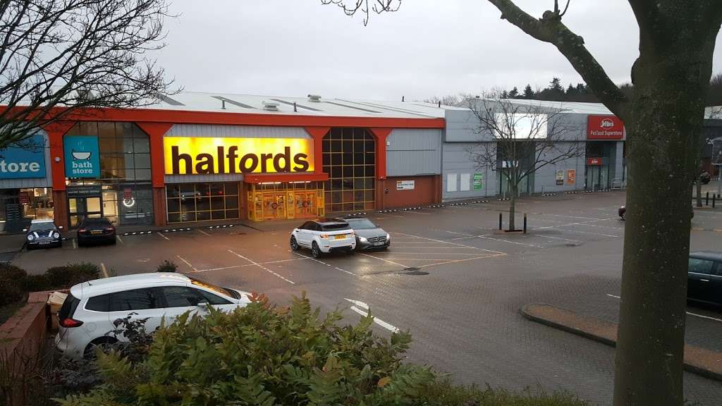 Halfords | 3, The Oaks Industrial Estate, Howard Way, Harlow CM20 2AB, UK | Phone: 01279 453724