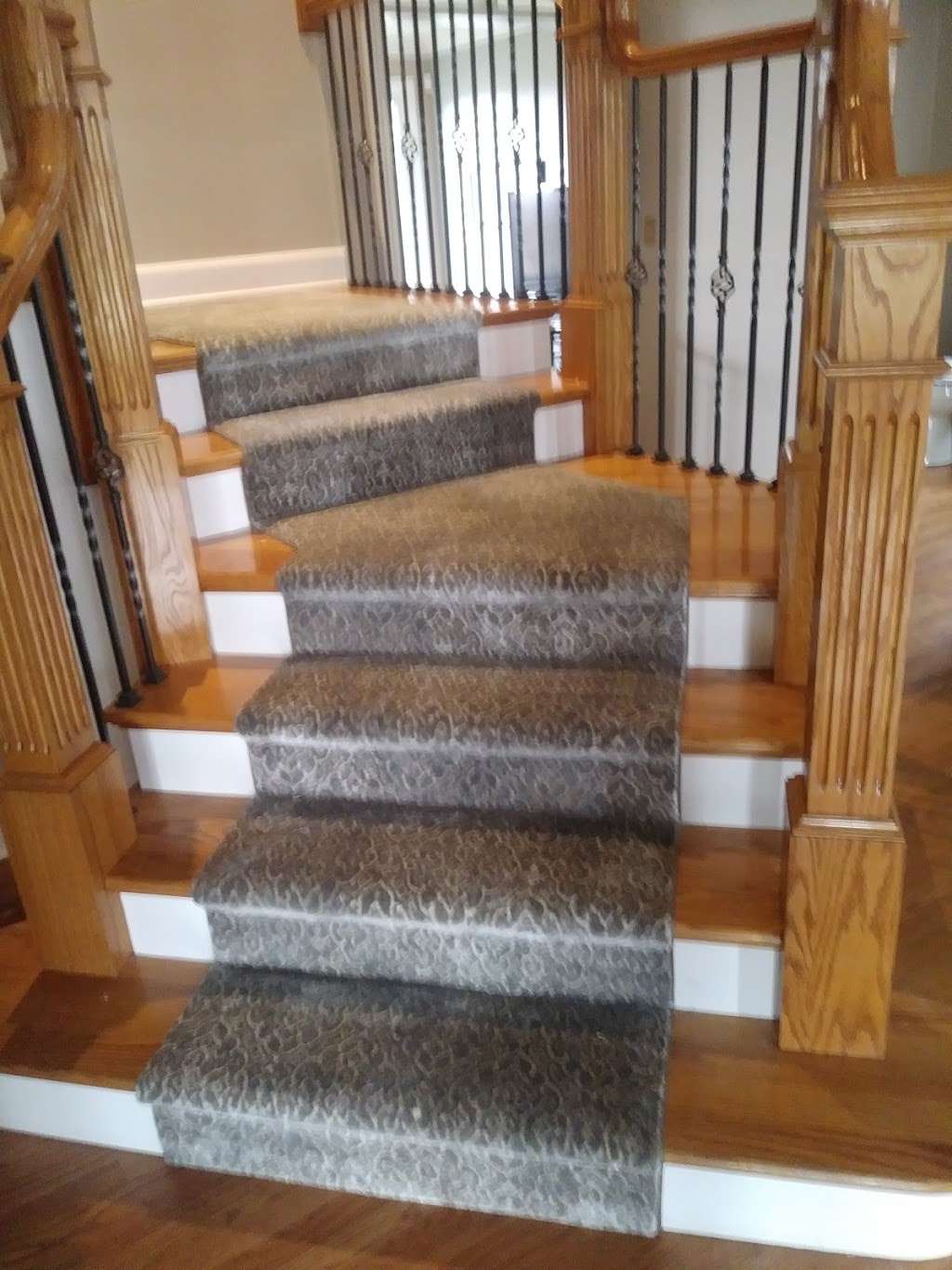 Milos Carpet Installation LLC | 109 Elm St, Joliet, IL 60433, USA | Phone: (815) 919-5329