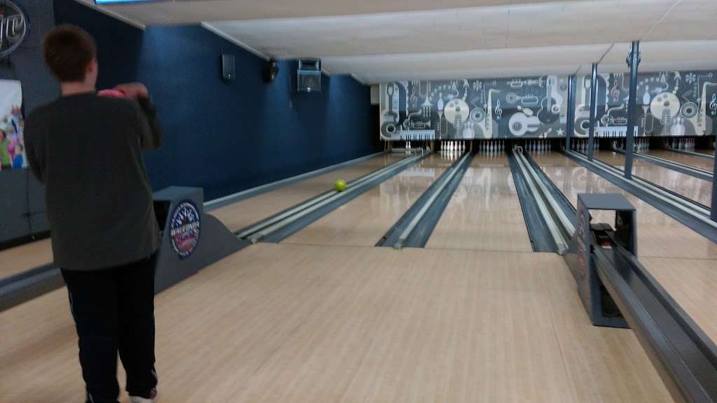 Wauconda Bowl | 381 W Liberty St, Wauconda, IL 60084, USA | Phone: (847) 526-5030