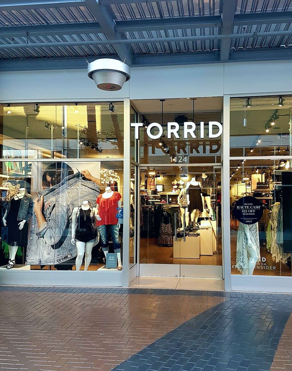 Torrid | 2000 E Rio Salado Pkwy Ste 1124, Tempe, AZ 85281, USA | Phone: (480) 966-3018