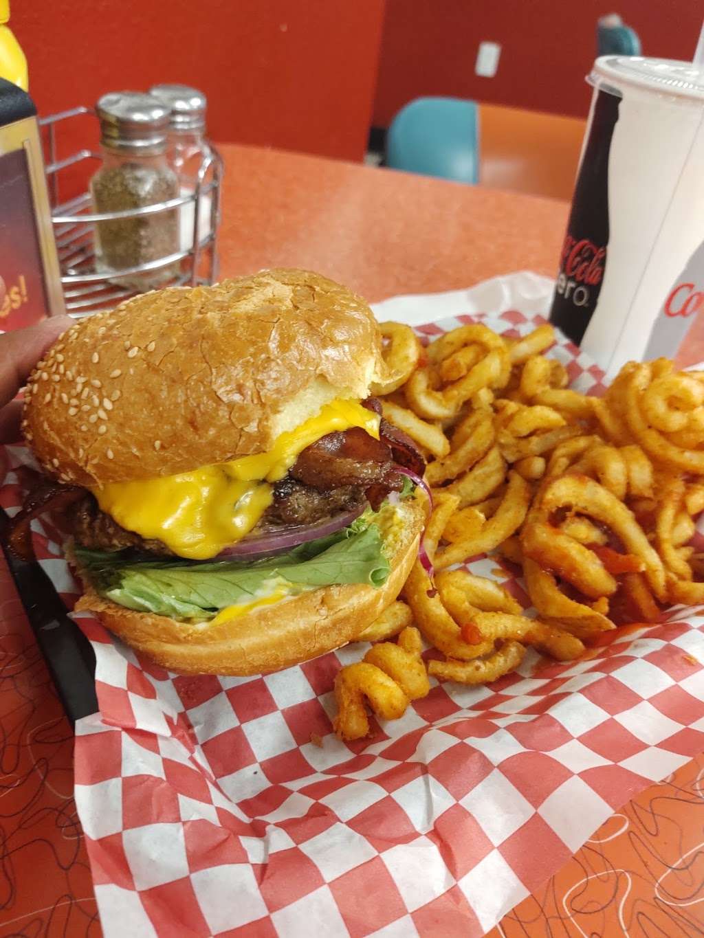 Phyllis Giant Burgers | 4910 Sonoma Hwy, Santa Rosa, CA 95409, USA | Phone: (707) 538-4000