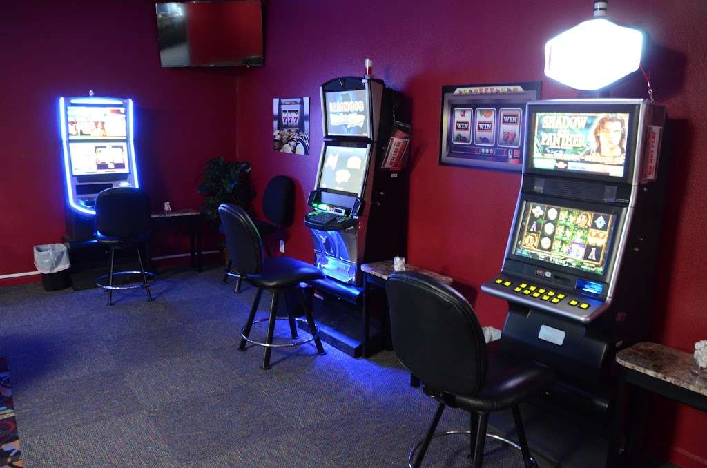 Logan Avenue Slots And Lounge | 6543 Joan Dr, Belvidere, IL 61008, USA | Phone: (815) 547-0777