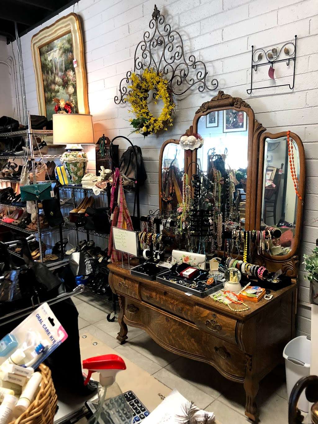 Reclaimed Thrift Shop | 2205 E Eugie Terrace, Phoenix, AZ 85022, USA | Phone: (602) 491-8600