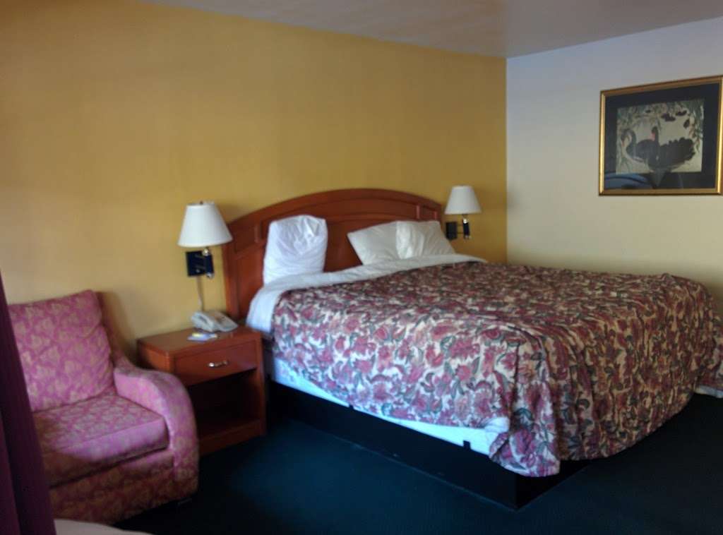 Days Inn & Suites by Wyndham Hayward | 24400 Mission Blvd, Hayward, CA 94544, USA | Phone: (510) 537-5404