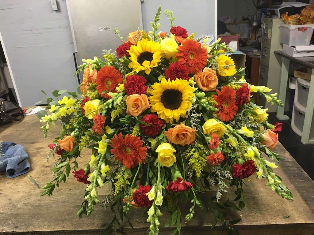 Farley Flowers Hillside Gardens | 240 W Center St, West Bridgewater, MA 02379, USA | Phone: (508) 586-1690