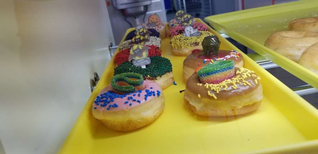 Bakers Dozen Donuts | 3166 S, State Hwy 161 Ste 180, Grand Prairie, TX 75052, USA | Phone: (972) 639-3834