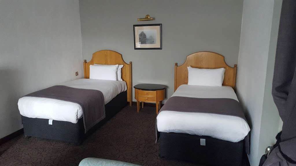 Copthorne Hotel London Gatwick | Copthorne Way, Copthorne, Crawley RH10 3PG, UK | Phone: 01342 348800