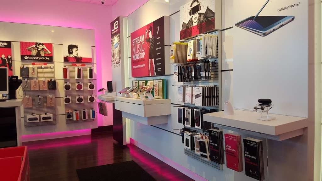 T-Mobile | 3501 S Noland Rd, Independence, MO 64055, USA | Phone: (816) 461-5500
