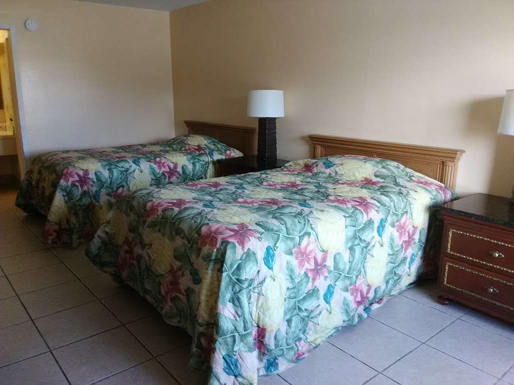 Paramount Lakeside Inn & Suites | 910 E Memorial Blvd, Lakeland, FL 33801, USA | Phone: (863) 683-0477