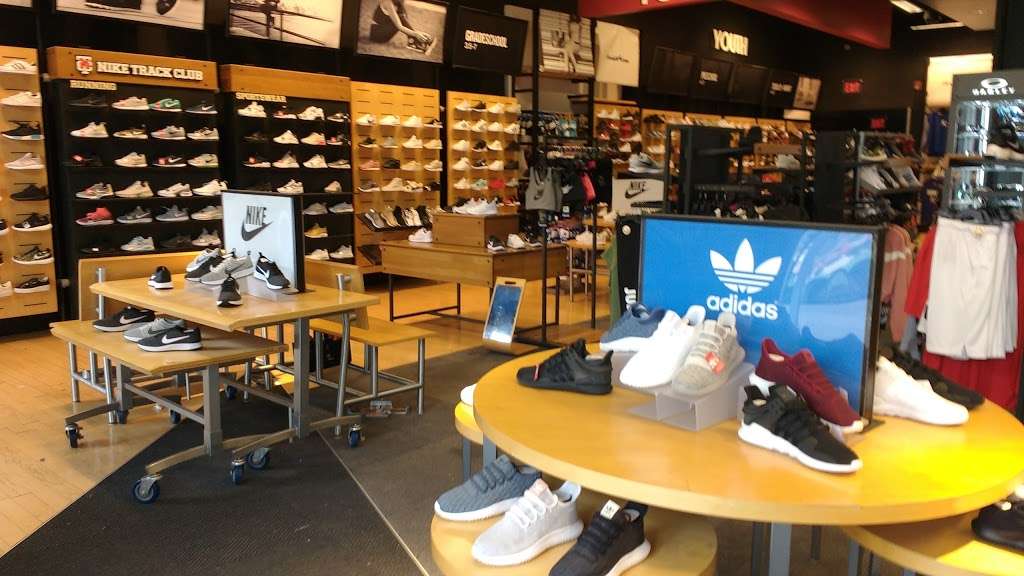 Finish Line | 1837 Village West Pkwy, Kansas City, KS 66111, USA | Phone: (913) 328-1044