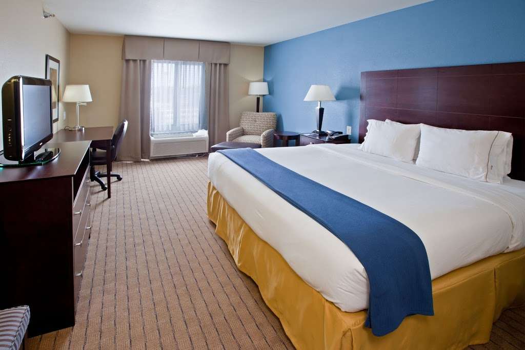 Holiday Inn Express & Suites Shelbyville Indianapolis | 38 W Rampart Rd, Shelbyville, IN 46176, USA | Phone: (317) 398-0800