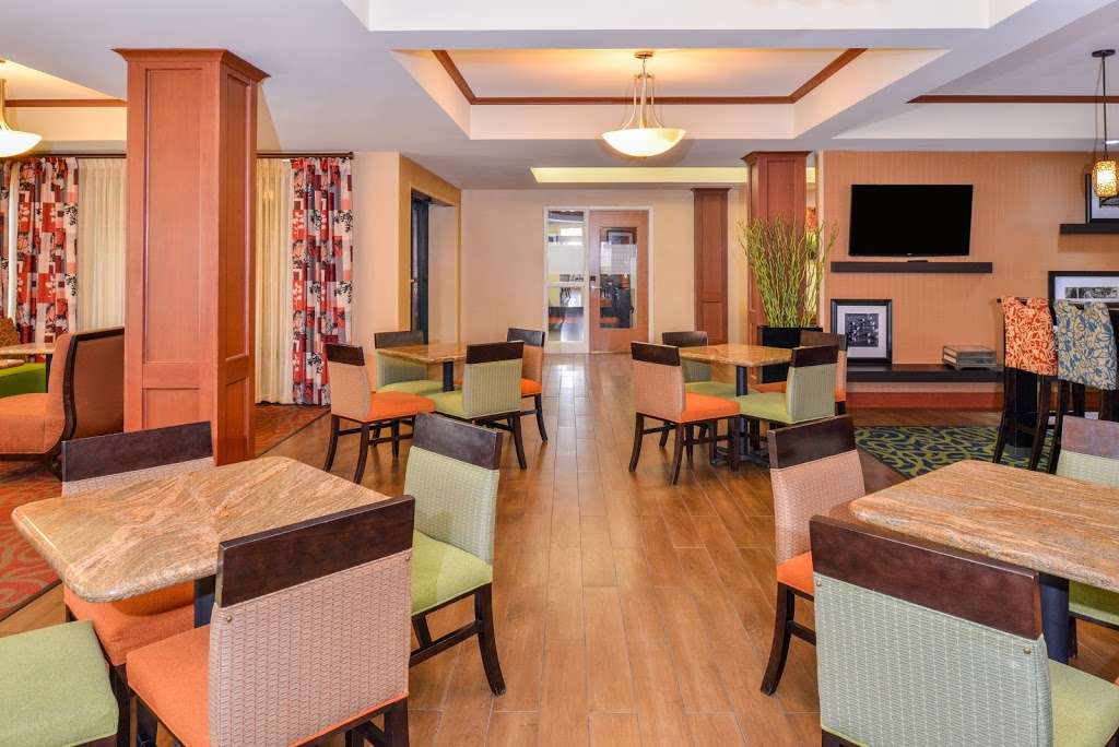 Hampton Inn Martinsburg | 975 Foxcroft Ave, Martinsburg, WV 25401, USA | Phone: (304) 267-2900