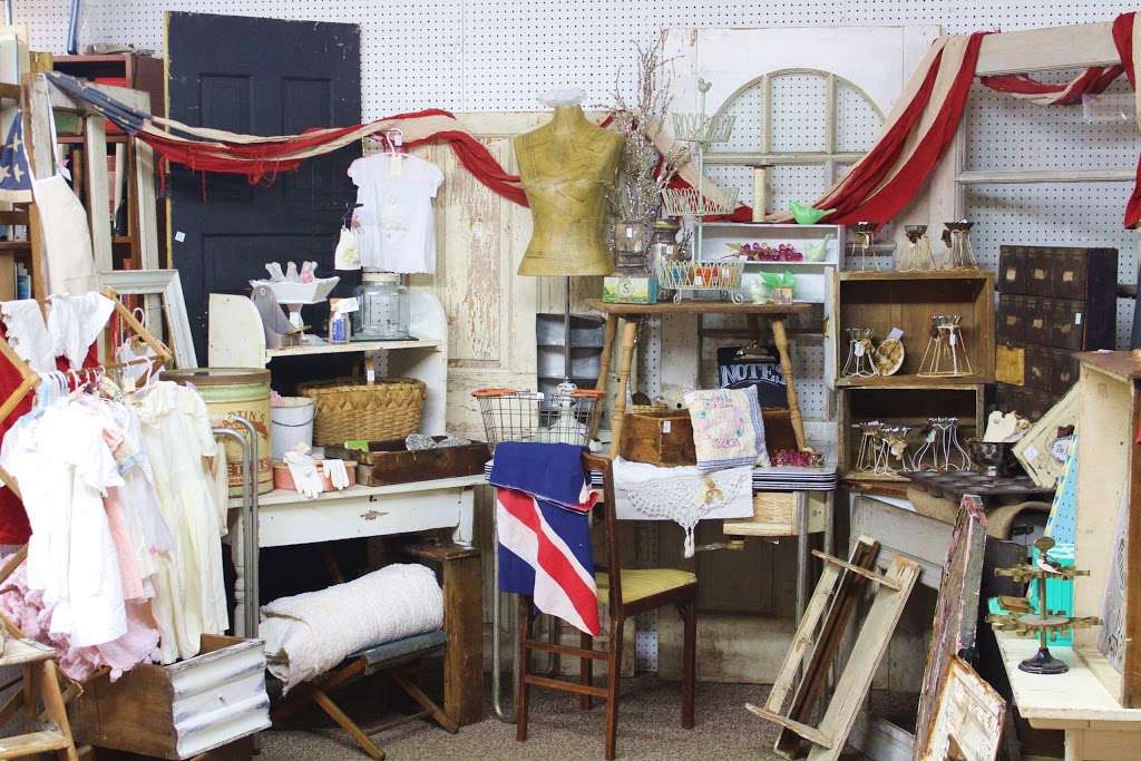 Adamstown Antique Mall | 3014 N Reading Rd, Adamstown, PA 19501 | Phone: (717) 484-0464