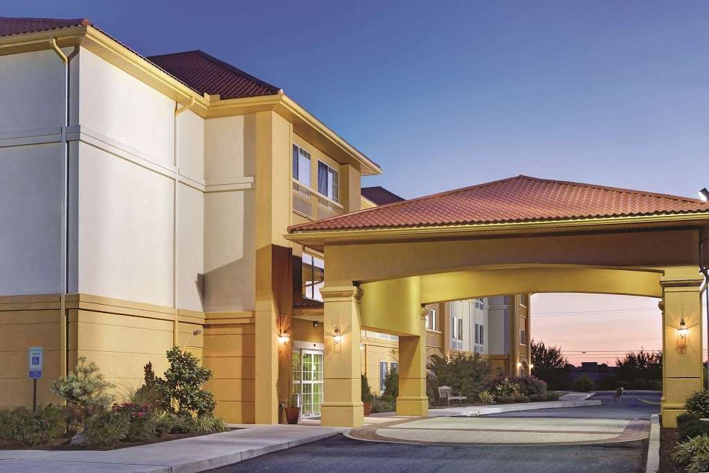 La Quinta Inn & Suites by Wyndham Lancaster | 25 Eastbrook Rd, Ronks, PA 17572, USA | Phone: (717) 392-8100