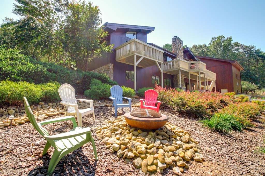 Lake Norman Bluebird Cove Vacation Rental | 9488, 118 Fairburn Dr, Mooresville, NC 28117, USA | Phone: (484) 844-1298