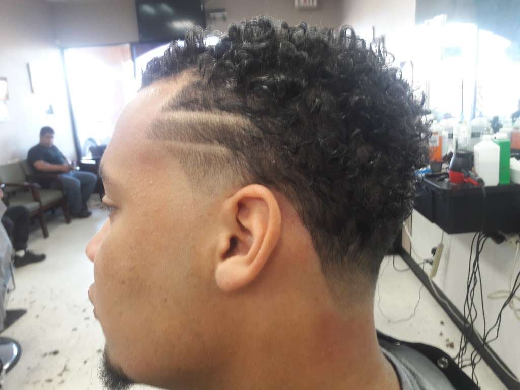 Barberia Latina | 10376 E Colonial Dr, Orlando, FL 32817, USA | Phone: (407) 447-5676