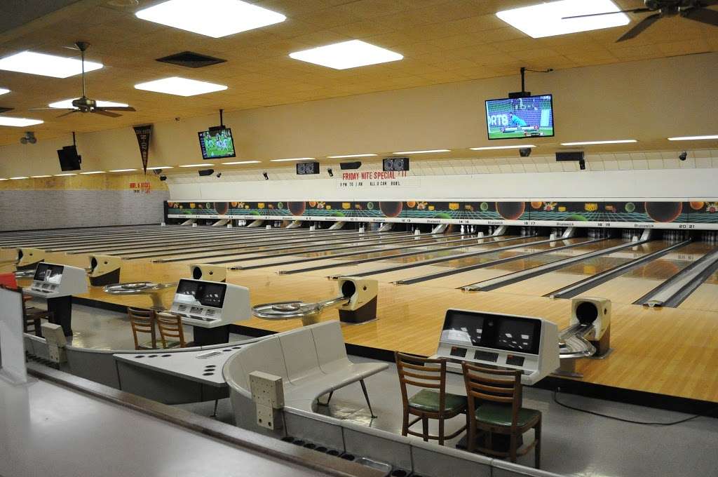 Sunset Bowl | 2015 N Lewis Ave, Waukegan, IL 60087, USA | Phone: (847) 336-8001