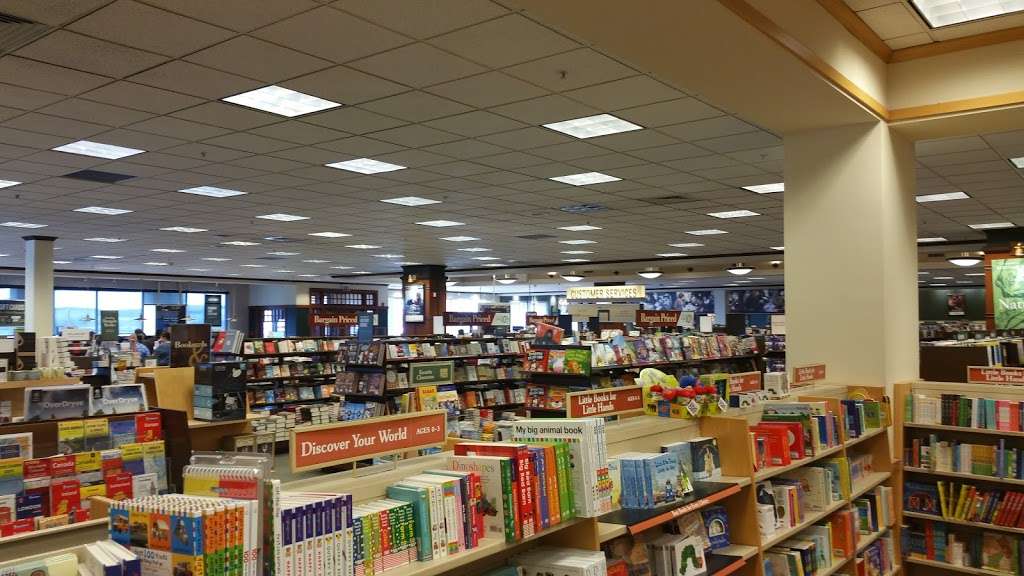 Barnes & Noble - book store  | Photo 8 of 10 | Address: 19120 East 39th Street South, Commons, Independence, MO 64057, USA | Phone: (816) 795-9878
