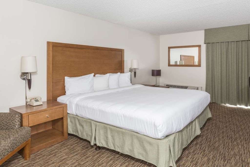 Days Hotel by Wyndham Peoria Glendale Area | 8955 W Grand Ave, Peoria, AZ 85345, USA | Phone: (623) 979-7200