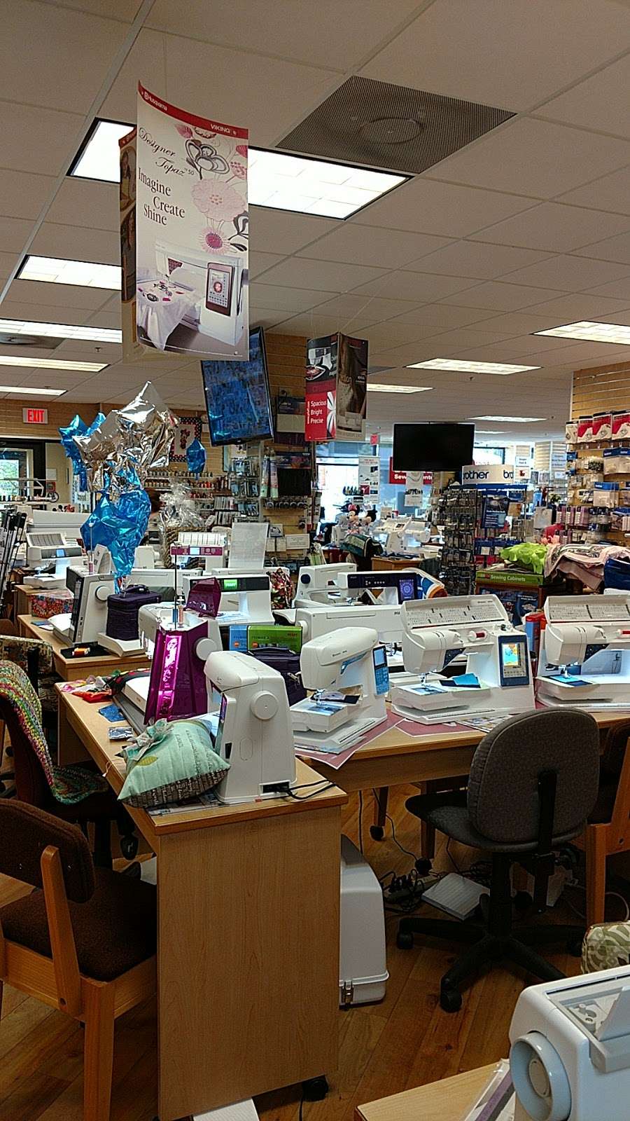 Linda Zs Sewing Center | 1216 E Central Rd, Arlington Heights, IL 60005, USA | Phone: (847) 394-4590