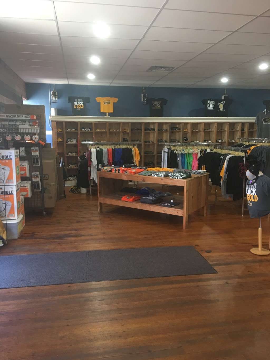 HIS AND HERS SPORTS GALLERY | 222 E 3rd St, Cameron, MO 64429 | Phone: (816) 632-8484