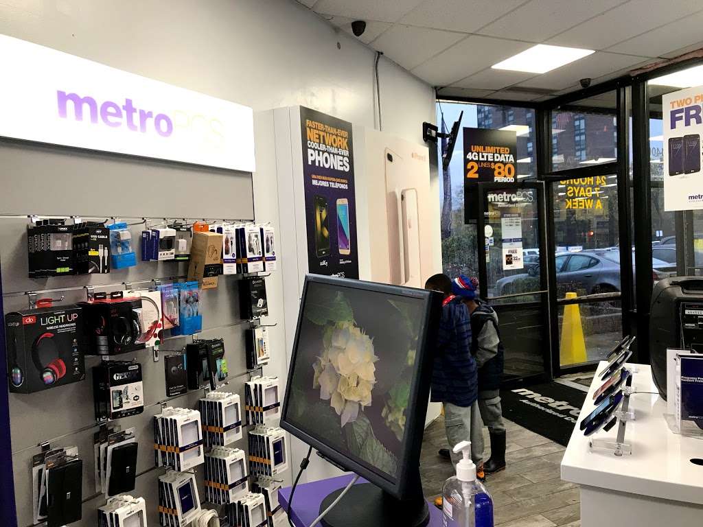 MetroPCS Hyde Park Store | 1400 E 47th St, Chicago, IL 60653 | Phone: (312) 775-2273