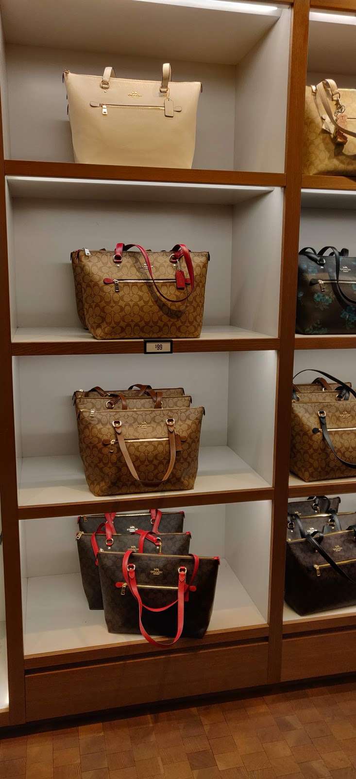 Coach | 4976 Premium Outlets Way SPACE #700, Chandler, AZ 85226, USA | Phone: (480) 639-1724